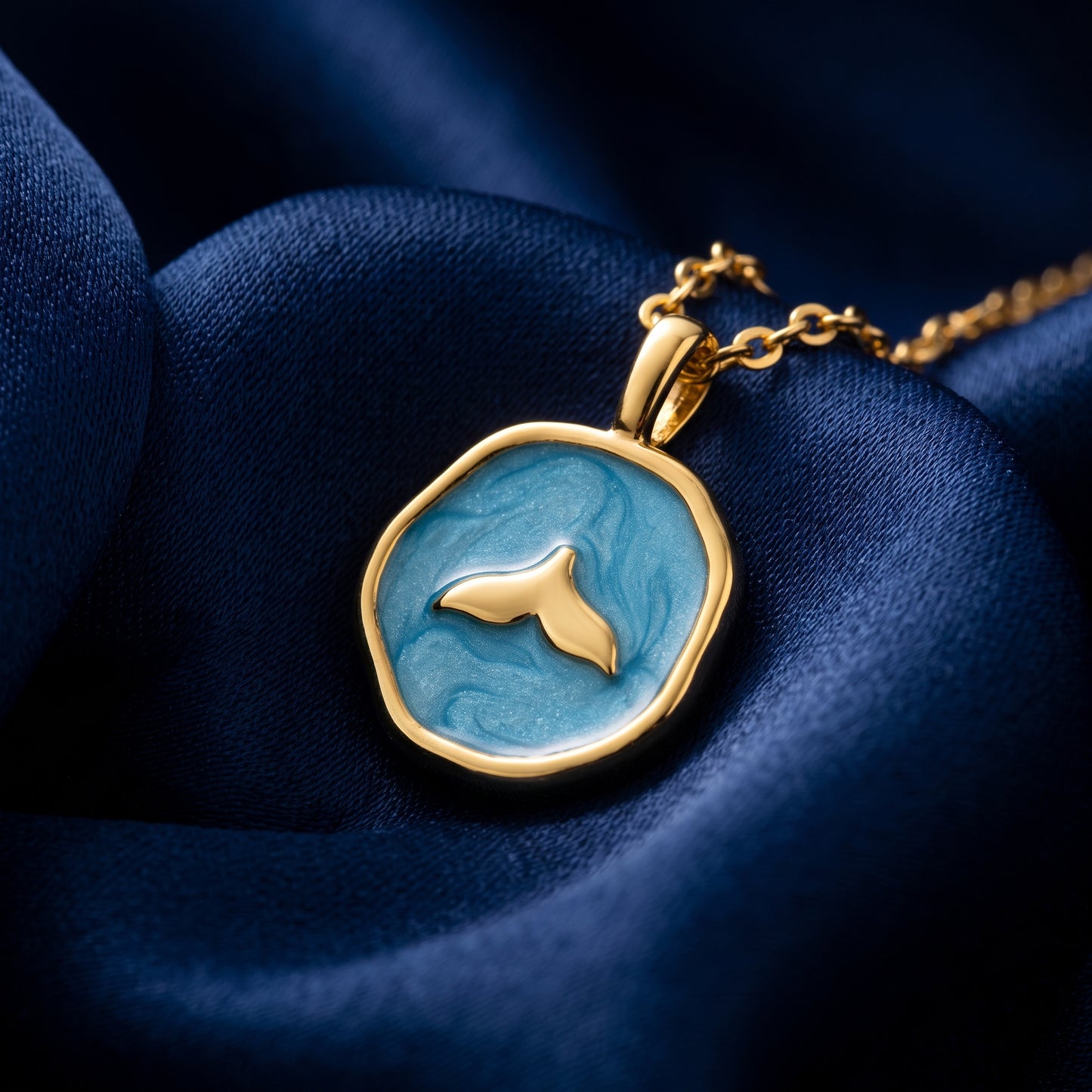 collar cola de ballena dorado y azul