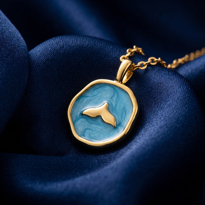 collar cola de ballena dorado y azul